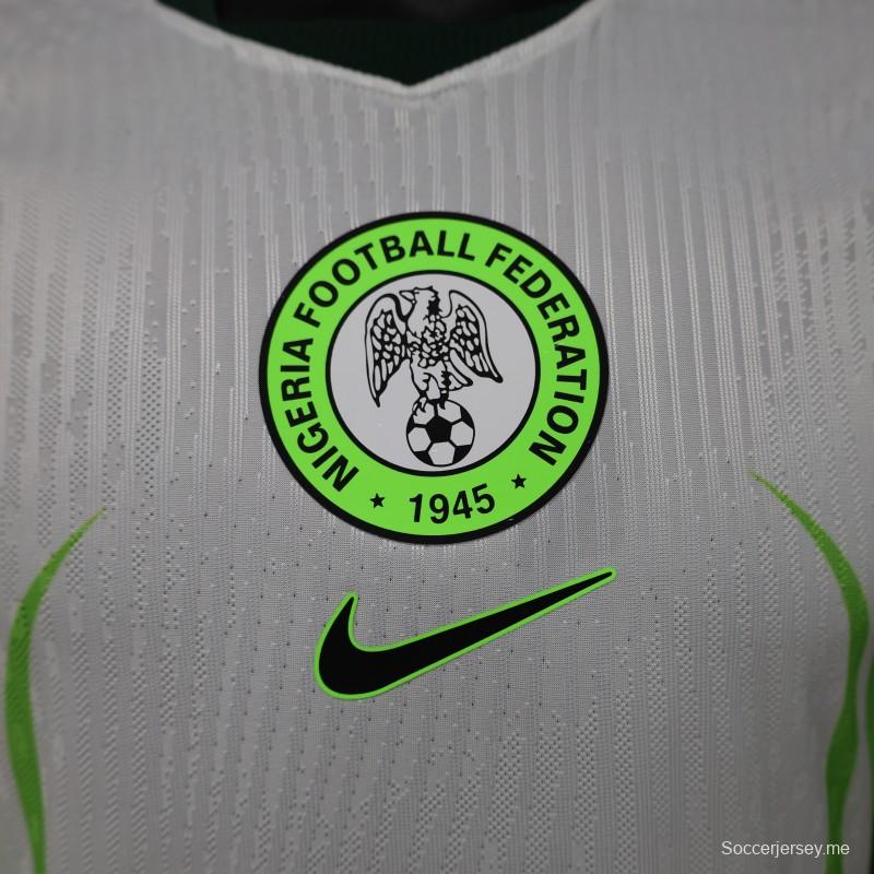 قميص اللاعب خارج أرضه، إصدار 2026، نيجيريا، أبيض مع شريط أخضر