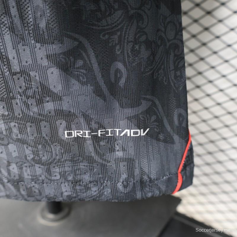 قميص لاعب نسخة 26/27 لفريق برشلونة، إصدار خاص باللونين الأسود الداكن والأحمر