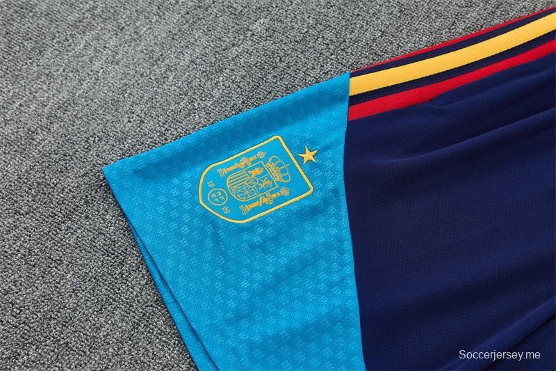 26/27 قميص أزرق داكن متعدد الألوان بخطوط مائلة وأكمام قصيرة + شورت كرة قدم