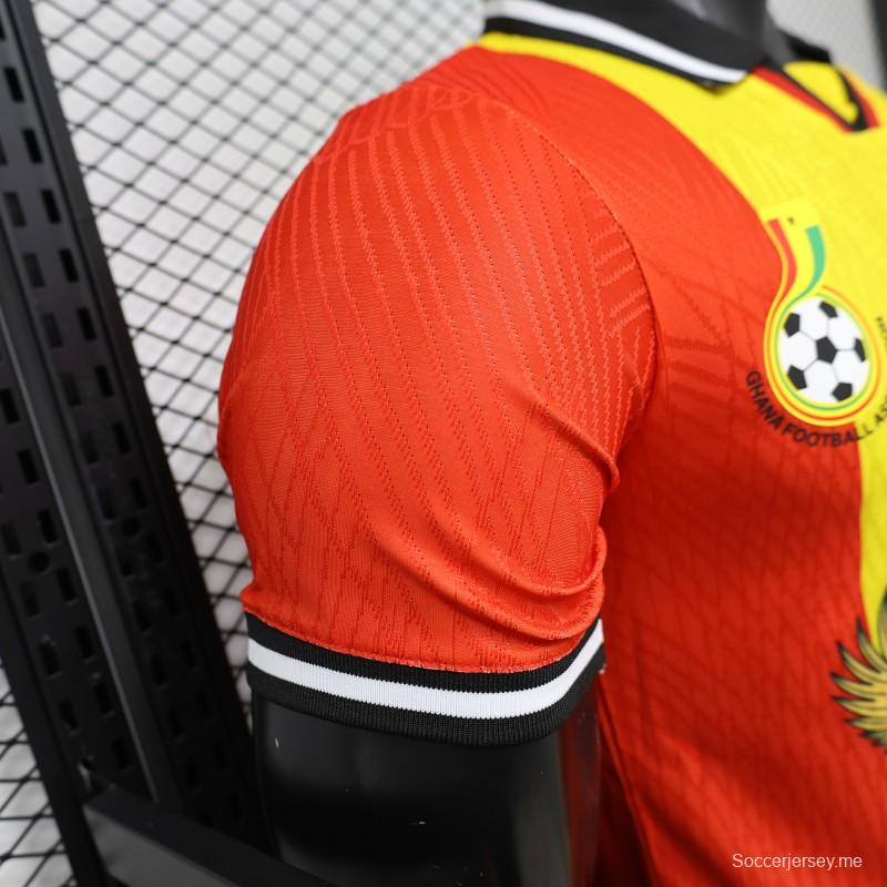 قميص اللاعب الإصدار 2026، الإصدار الخاص بغانا، باللون الأصفر والأحمر والأخضر، مزود بشعار النبالة الوطني والعلم
