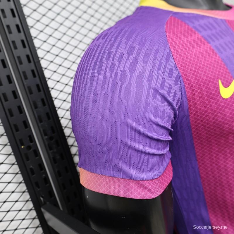 قميص اللاعب الإصدار 26/27 لفريق برشلونة الثالث بخطوط أرجوانية ووردية وصفراء