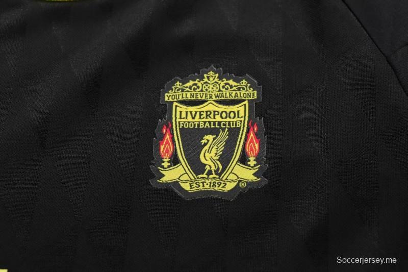 قميص ليفربول الخارجي للأطفال باللونين الأسود والأصفر من طراز ريترو 2010/11