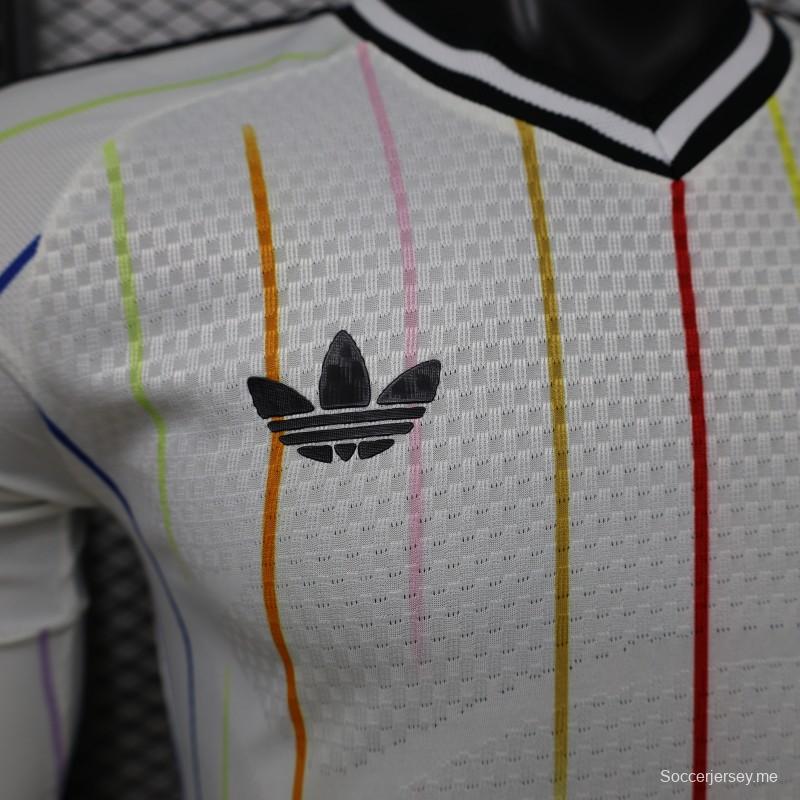 قميص لاعب طويل الأكمام من الإصدار 2026، الإصدار الخاص باليابان، باللون الأبيض مع خطوط رفيعة بألوان قوس قزح