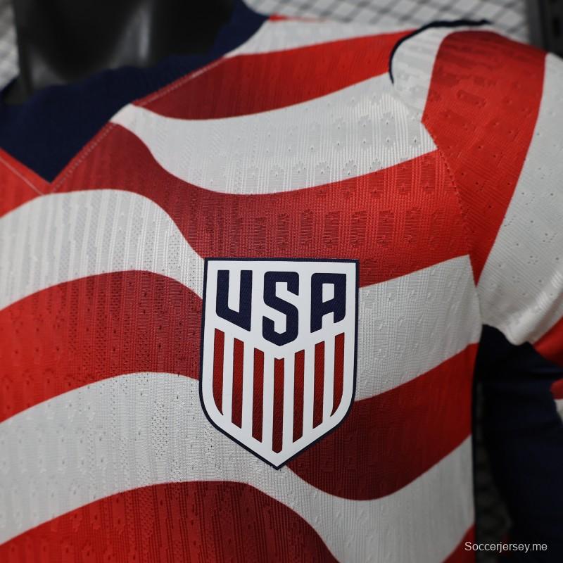 قميص اللاعب رقم 2026 باللونين الأبيض والأحمر مع شريط متموج، قميص المباراة على أرض الفريق بأكمام طويلة
