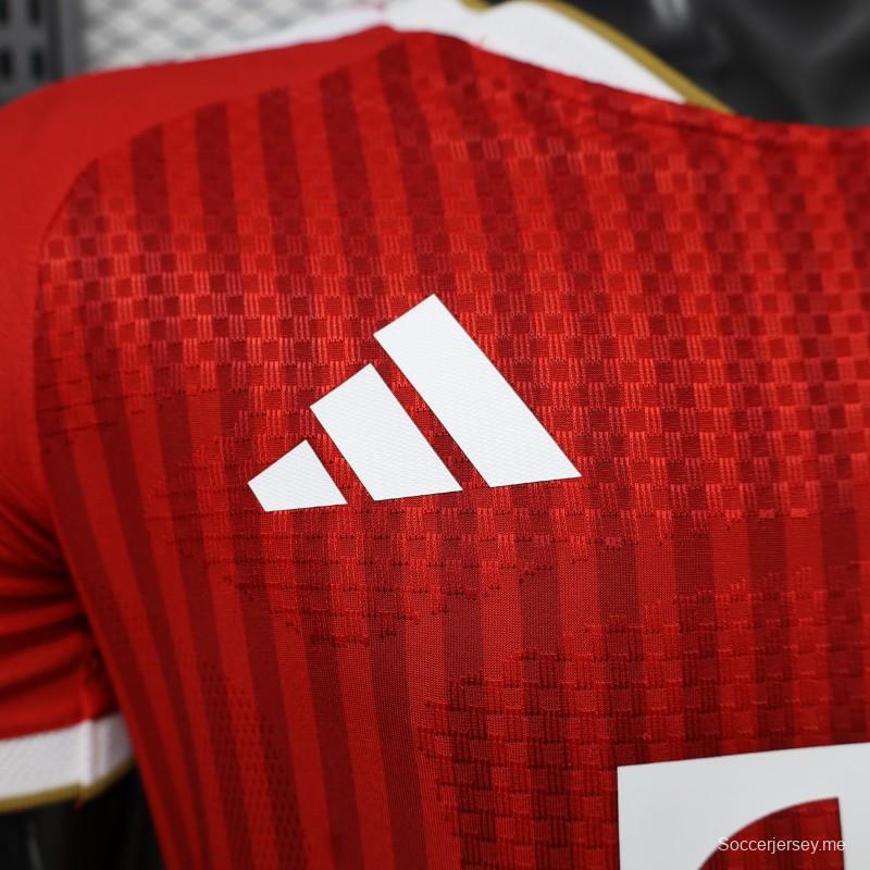 قميص اللاعب رقم 26/27، بايرن ميونيخ الأحمر بخطوط متناسقة، قميص المباراة الرئيسية