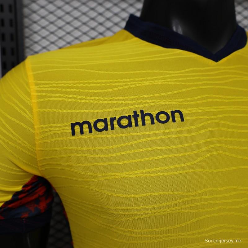 قميص الفريق الأول للاعبين، إصدار 2026، باللون الأصفر الإكوادوري مع تصميم "تونال ويف"