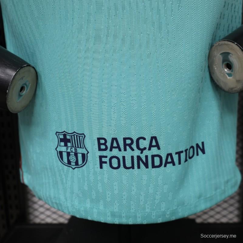 القميص الثالث لفريق لاعبي برشلونة للموسم 2026/2027 باللونين الأزرق المخضر والأزرق المائي