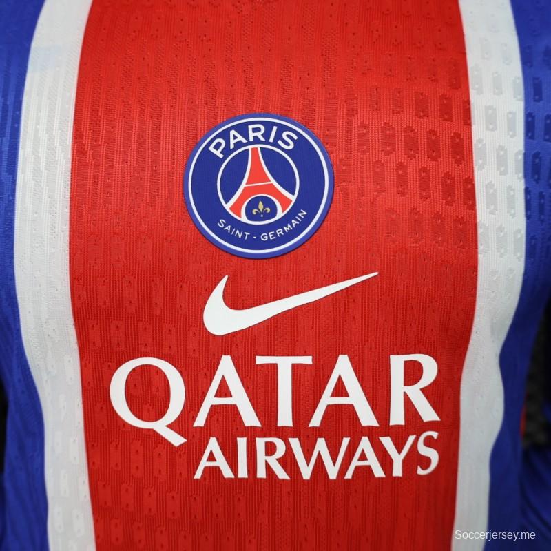 قميص اللاعب ذو الأكمام الطويلة للعب على أرض الفريق، إصدار 26/27، بنمط خطوط زرقاء وحمراء، باريس سان جيرمان