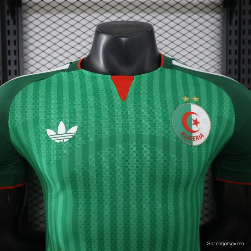 قميص اللاعب الإصدار 26/27  الجزائر الأخضر المخطط بياقة على شكل V، الإصدار الخاص