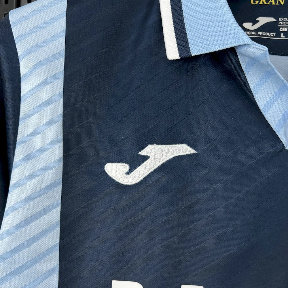 2025/25/26 قميص نادي قرطبة لكرة القدم خارج ملعبه