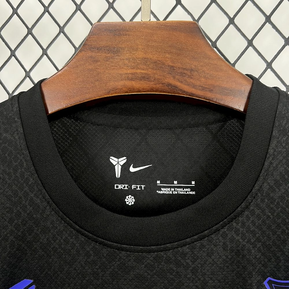 2025/26 قميص برشلونة إكس كوبي براينت قبل المباراة خارج الملعب