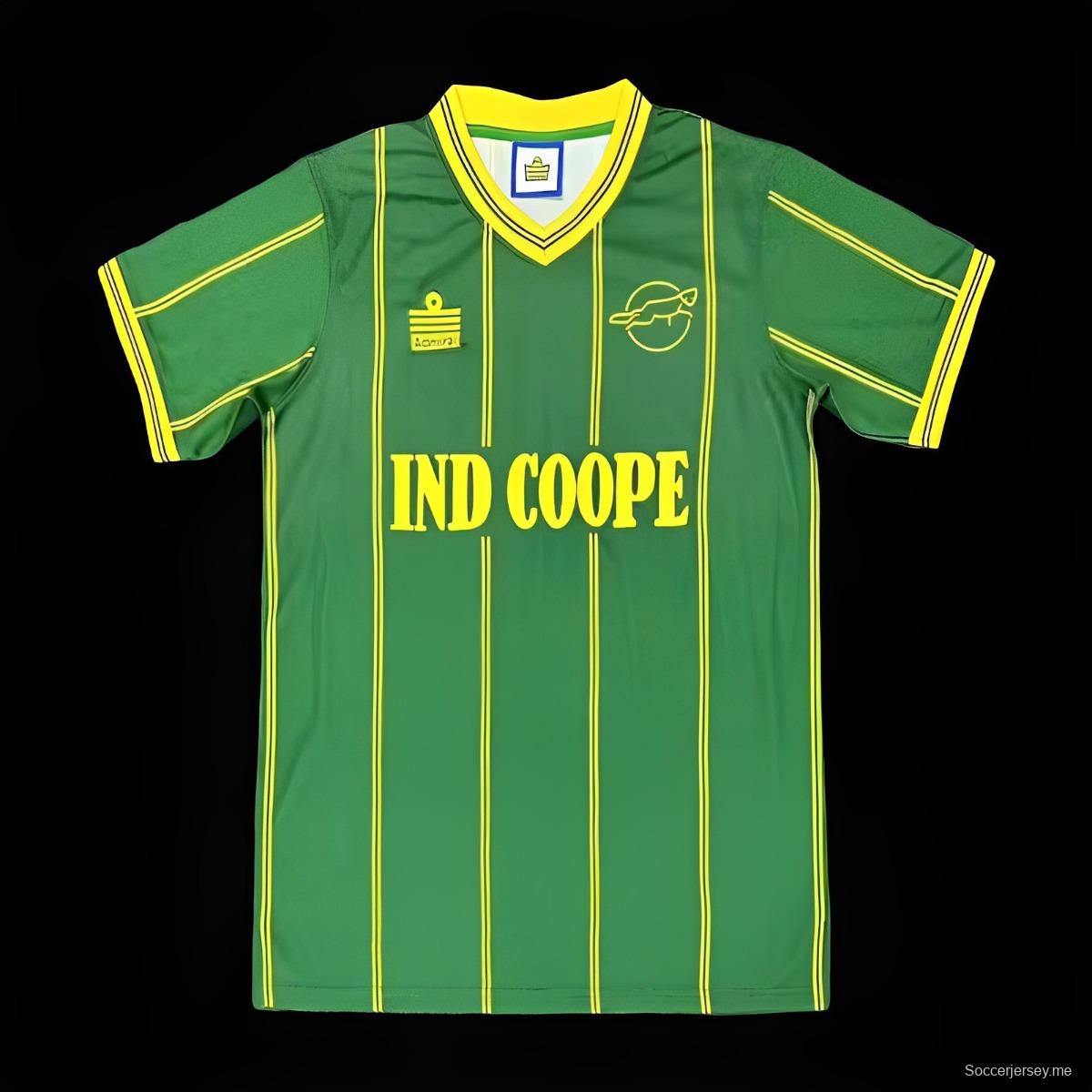 قميص ليستر سيتي ليستر سيتي قديم 84/85 خارج ملعبه
