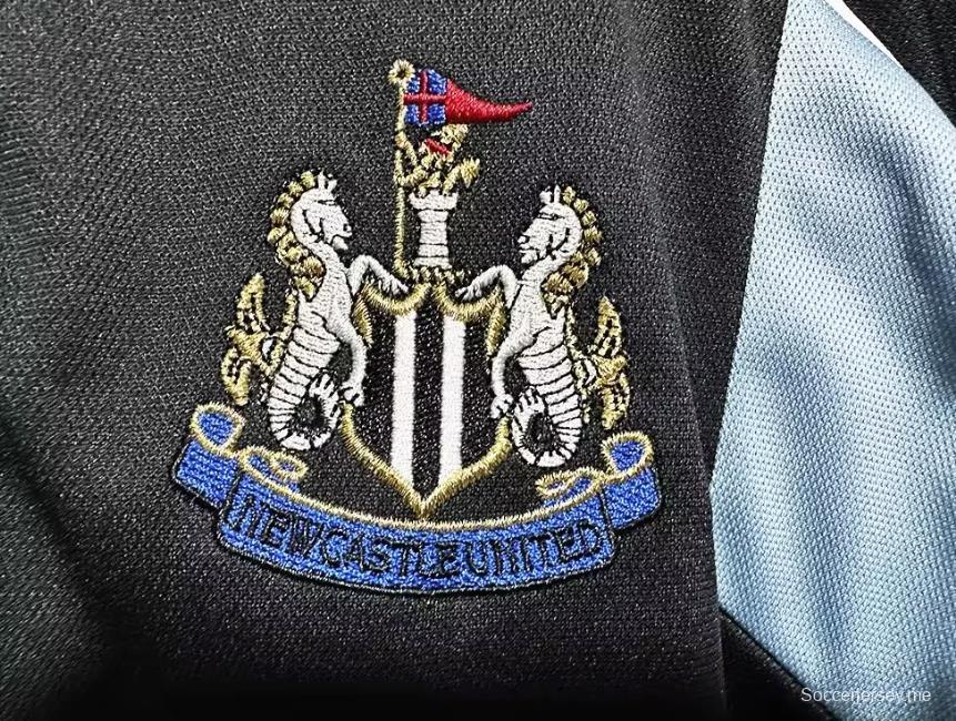 قميص نيوكاسل يونايتد الرجعية 00/01 خارج ملعب نيوكاسل يونايتد
