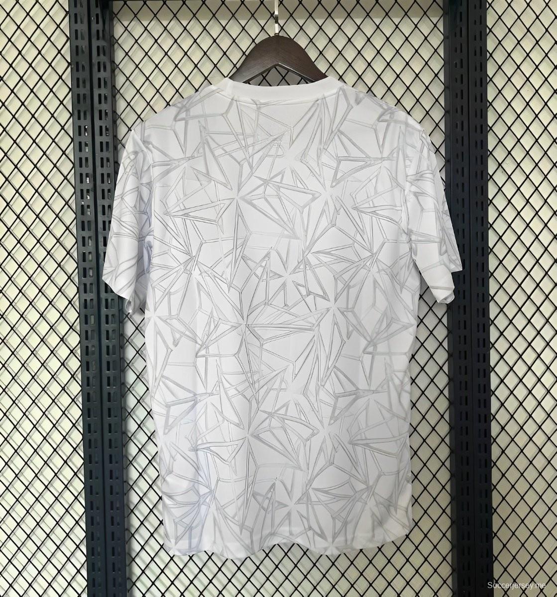 24/25 قميص ريال مدريد الأبيض قبل المباراة 24/25 قميص ريال مدريد الأبيض قبل المباراة
