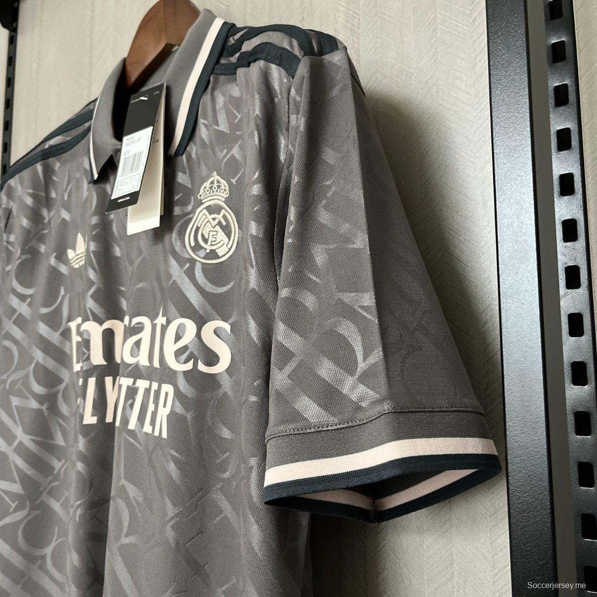 24/25 قميص ريال مدريد الثالث باللون الأسود 24/25 ريال مدريد الثالث
