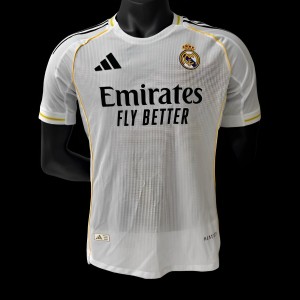 قميص ريال مدريد 25/26 نسخة اللاعب 25/26 على أرض ريال مدريد