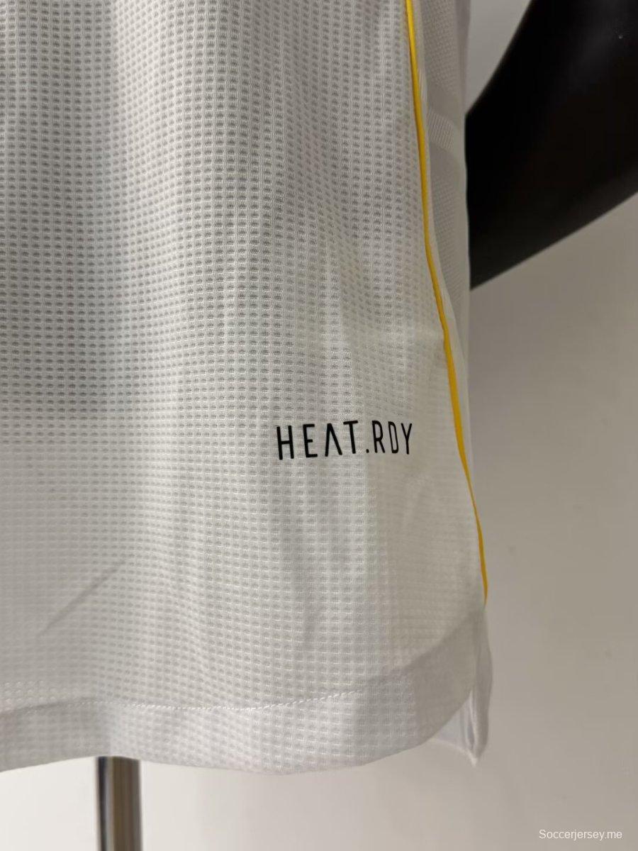 قميص ريال مدريد 25/26 نسخة اللاعب 25/26 على أرض ريال مدريد