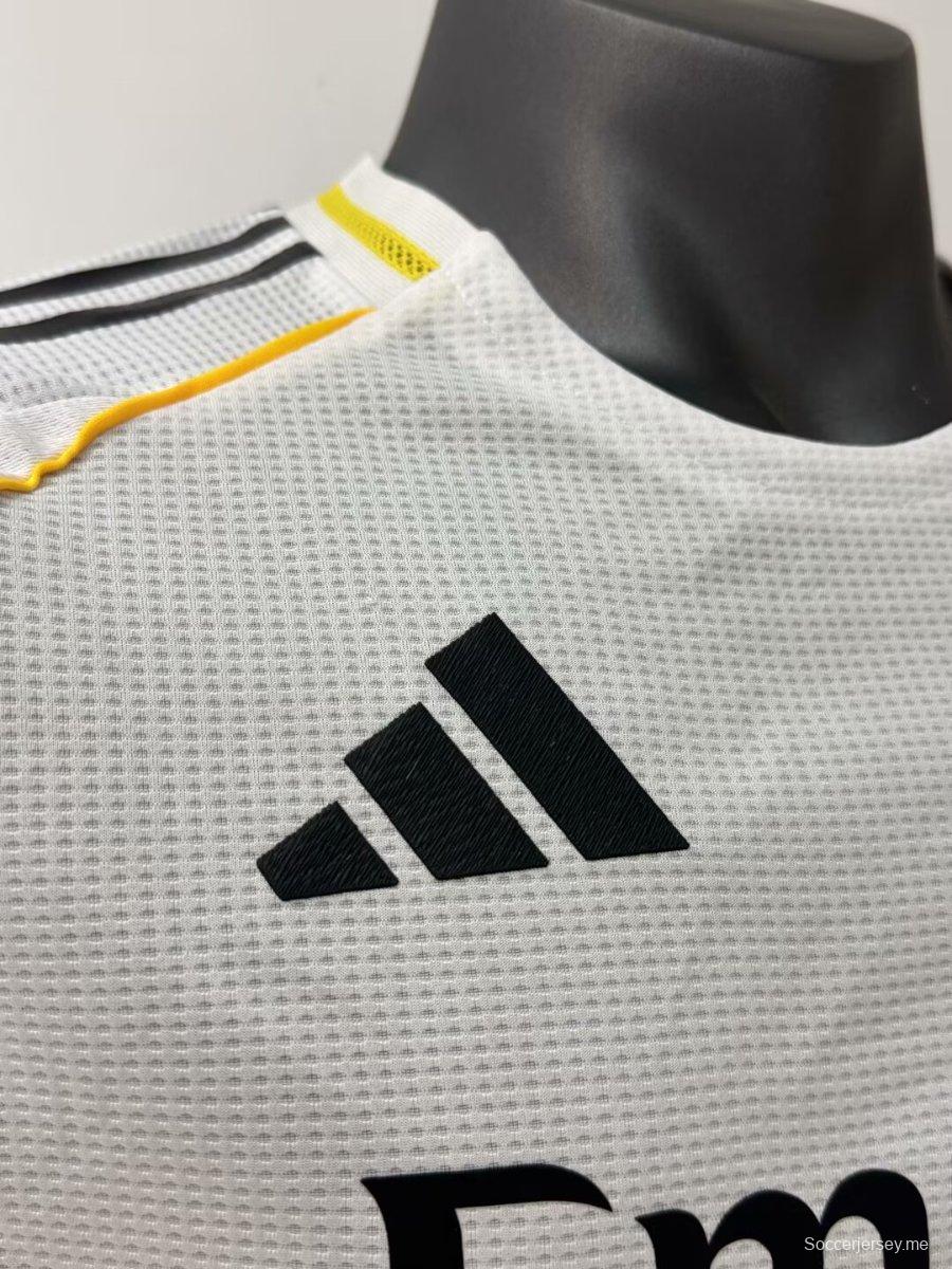 قميص ريال مدريد 25/26 نسخة اللاعب 25/26 على أرض ريال مدريد