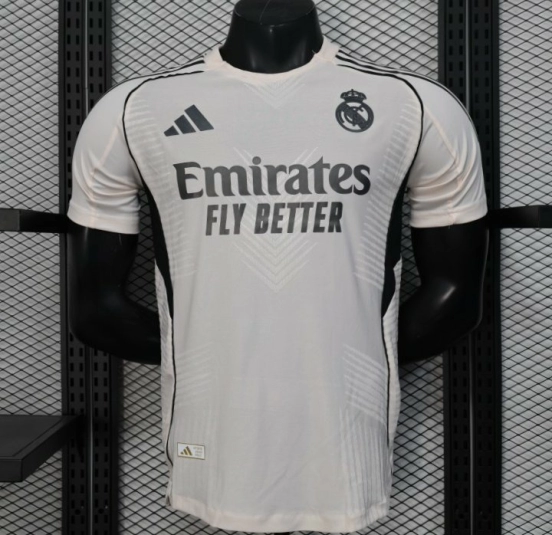 إصدار اللاعب 25/26 ريال مدريد أبيض مع قميص أبيض بنقشة مزخرفة