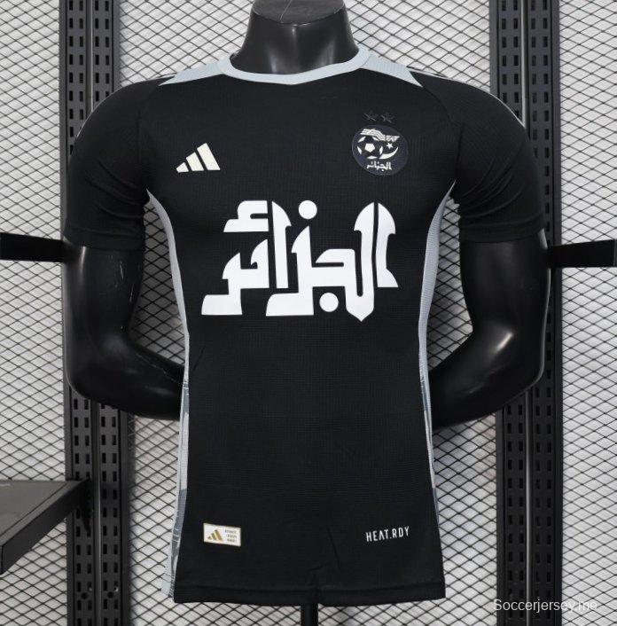 إصدار اللاعب 2025 قميص الجزائر أسود مع قميص راعي عربي أبيض اللون أسود مع راعي عربي أبيض