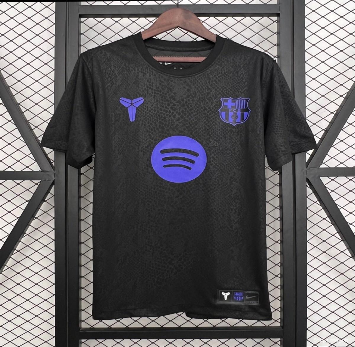 2025/26 قميص برشلونة إكس كوبي براينت قبل المباراة خارج الملعب
