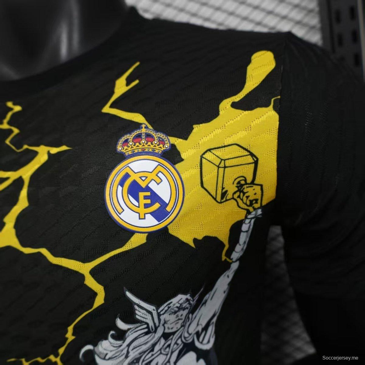 إصدار اللاعب 25/26 ريال مدريد × أفينجرز جرافيك قميص أسود اللون أسود اللون