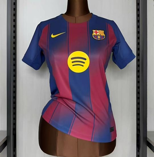 25/26 قميص برشلونة للسيدات على أرضه