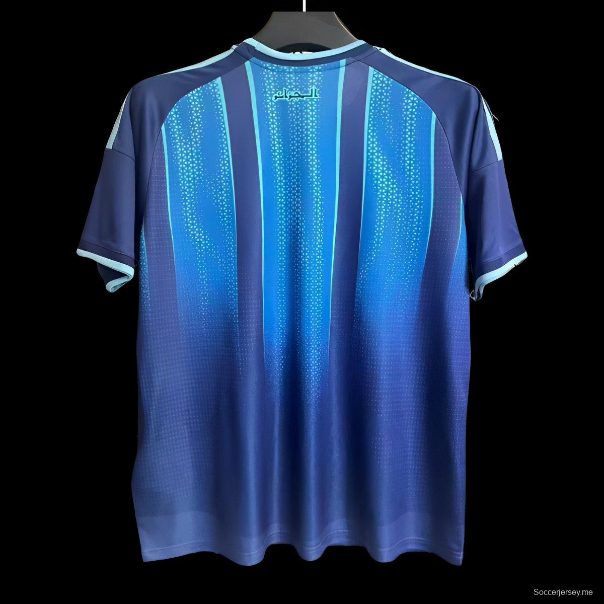 قميص المنتخب الجزائري 2026 أزرق بنقشة متدرجة قبل المباراة