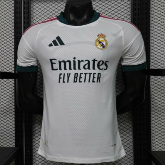 قميص ريال مدريد الأبيض للعب على أرضه للموسم 2026/2027
