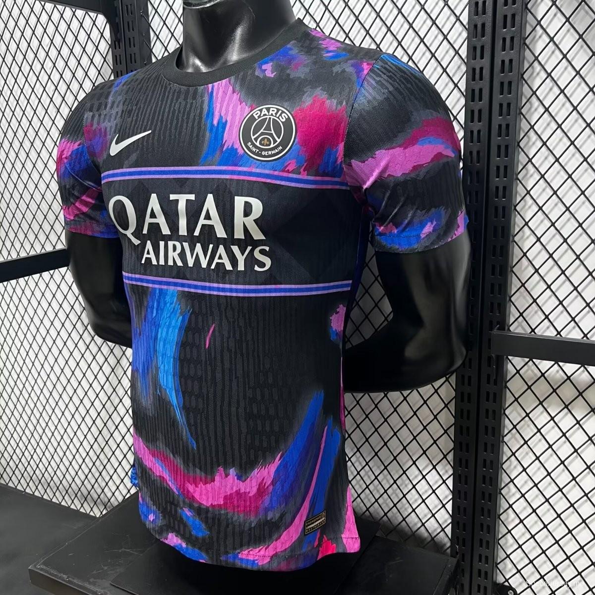 قميص كرة القدم الخاص باللاعب، إصدار 25/26، باريس سان جيرمان (PSG)، أسود ووردي وأزرق، إصدار خاص