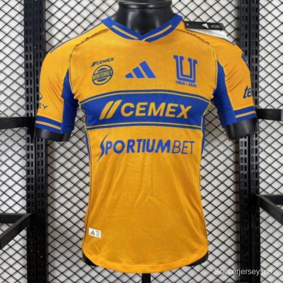 قميص اللاعب نسخة 25/26 لفريق تيغريس UANL باللون الذهبي مع شريط أزرق على الصدر، وشعار الذكرى الخامسة والستين، وقميص Sportiumbet