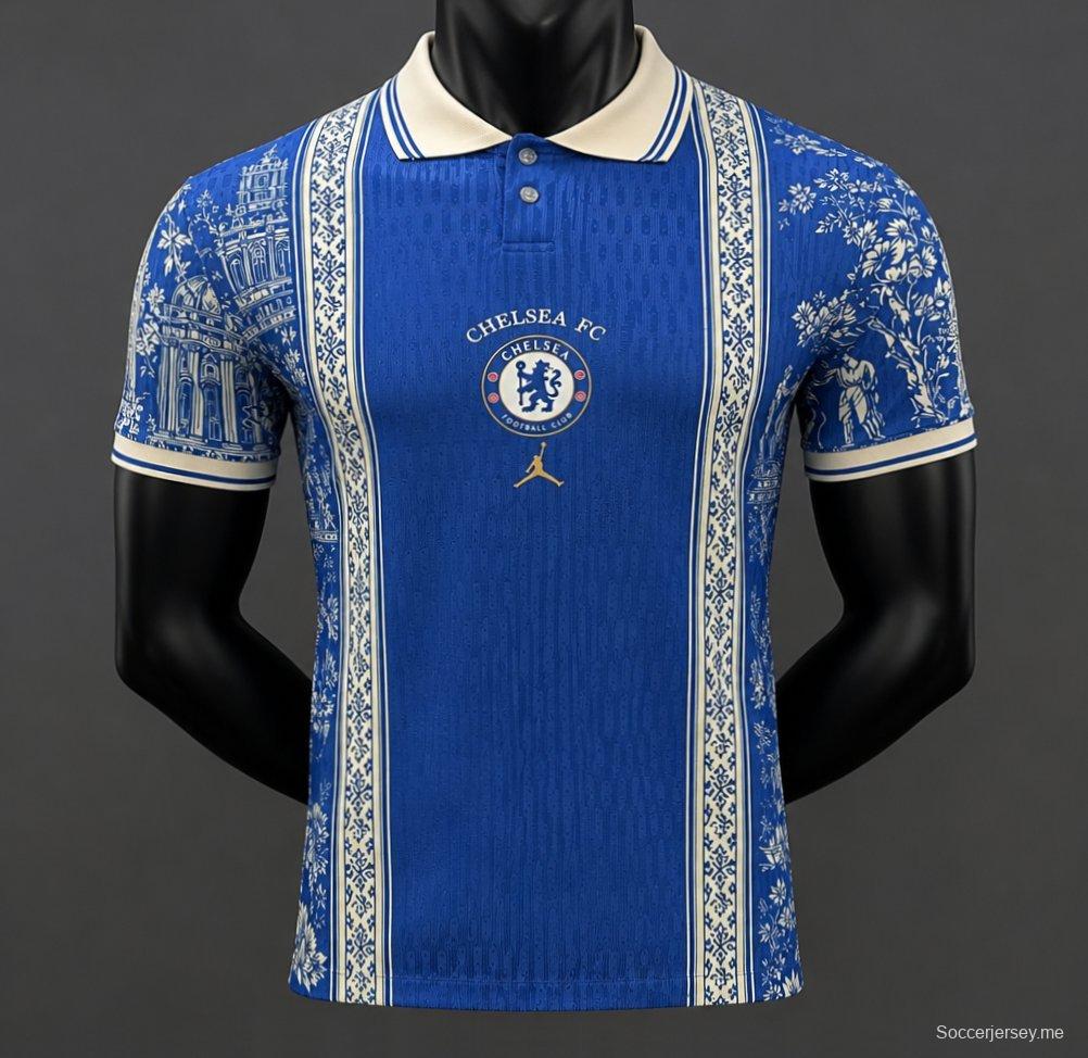 قميص بولو «Player» الإصدار 26/27، من تشيلسي × جوردان × ديور، بتصميم مستوحى من التراث الباريسي